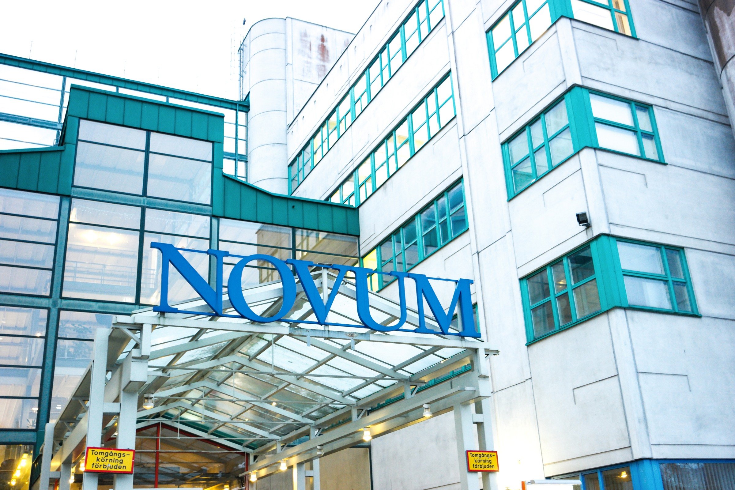 A large building with a sign that says nowum.