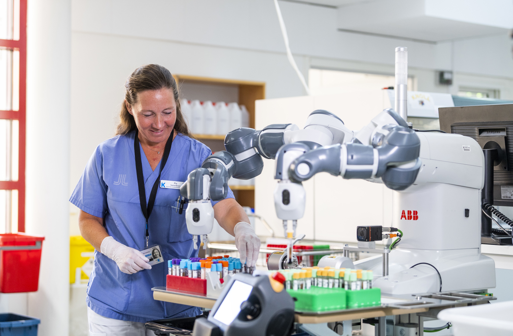 doctor collaborating with robot